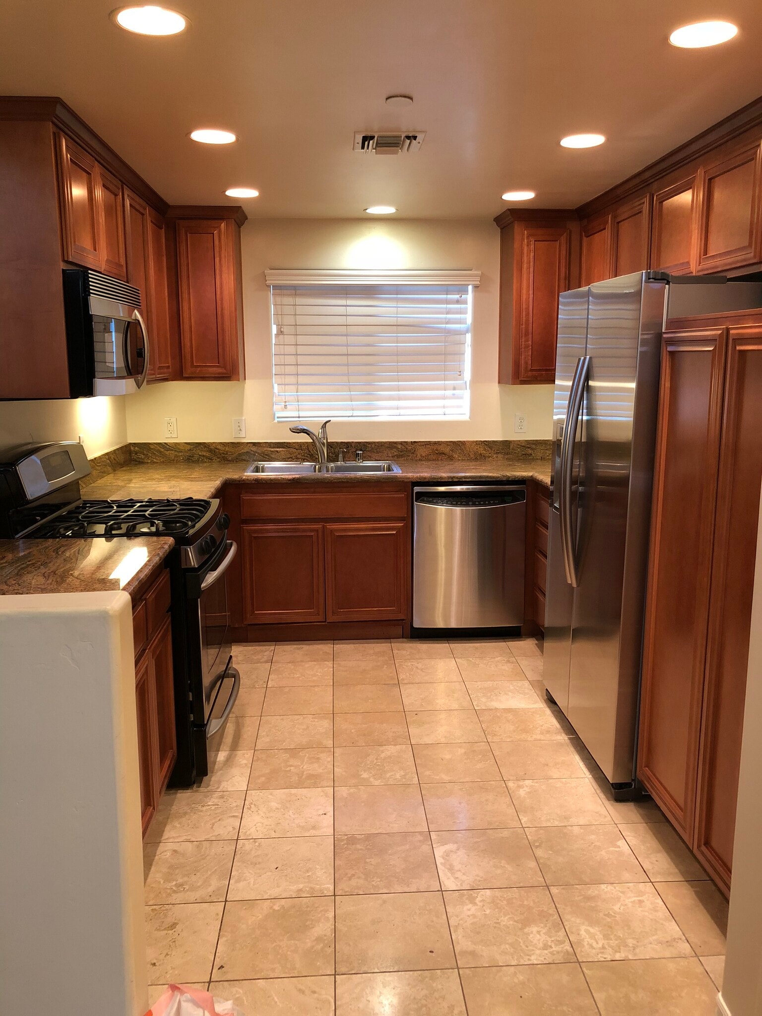 Kitchen - 3990 Centre St