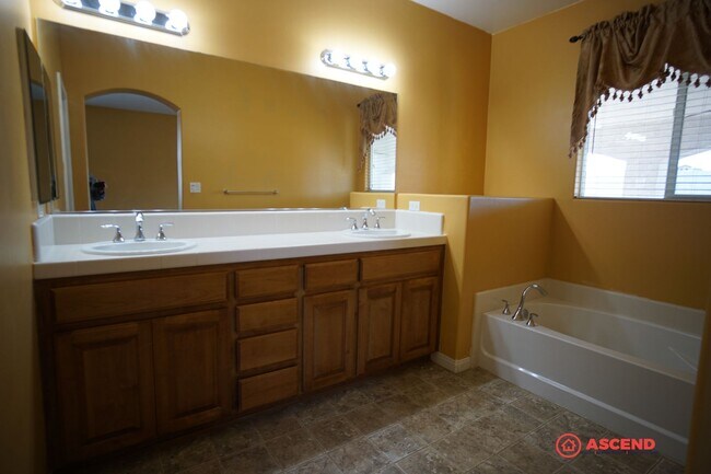 Building Photo - Lovely Home in Southwest Bakersfield!