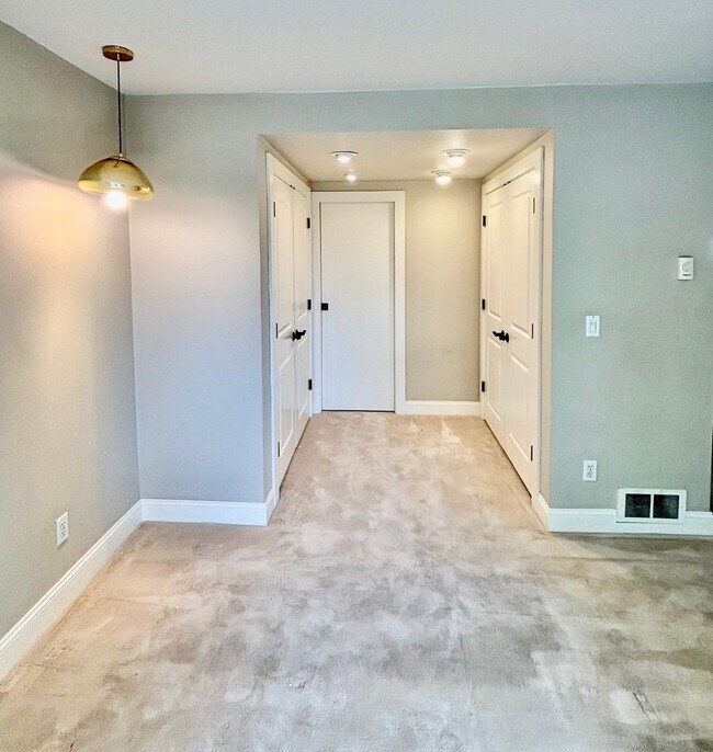 Building Photo - 2 Bed / 2 Bath Downtown Kirkland Condo $2,...