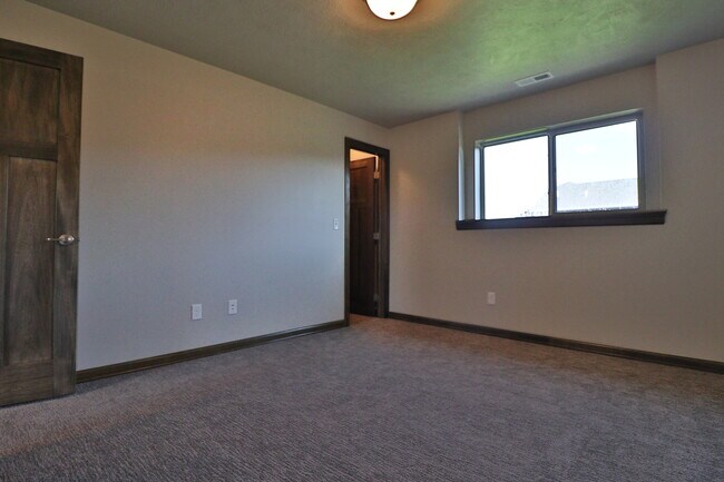 Building Photo - HUGE 4 bedroom home with fenced in backyard!