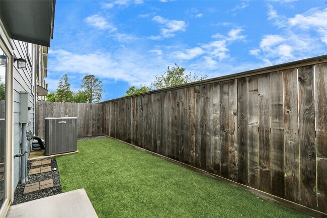 Building Photo - 11012 Mikula Dr