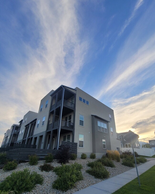 Building Photo - "Spacious 4-Bed Townhouse with Scenic View...