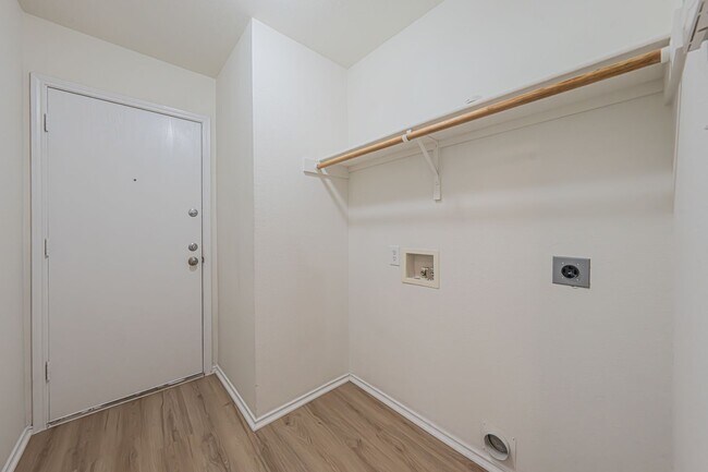 Building Photo - 3 Bedroom 2 Bath Home