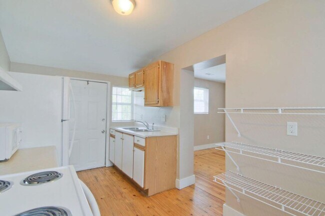 Building Photo - Knoxville 37917 - 2 bedroom, 1 bath home -...