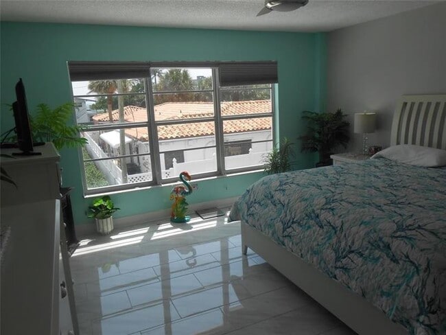 Building Photo - 4540 N Ocean Dr