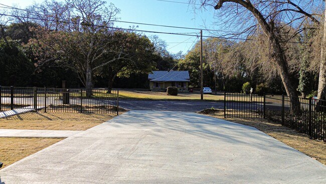 Building Photo - 2813 Mead Rd