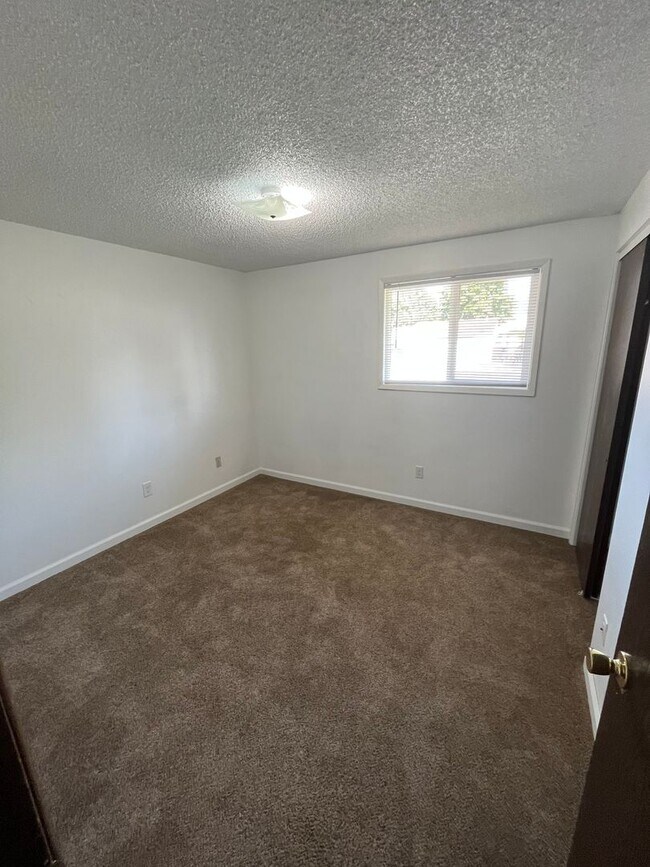 Building Photo - 557-559 E Broad Ave Owner Selling