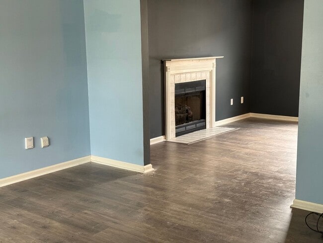 Building Photo - Beautiful townhouse in Normal, extremely convenient location