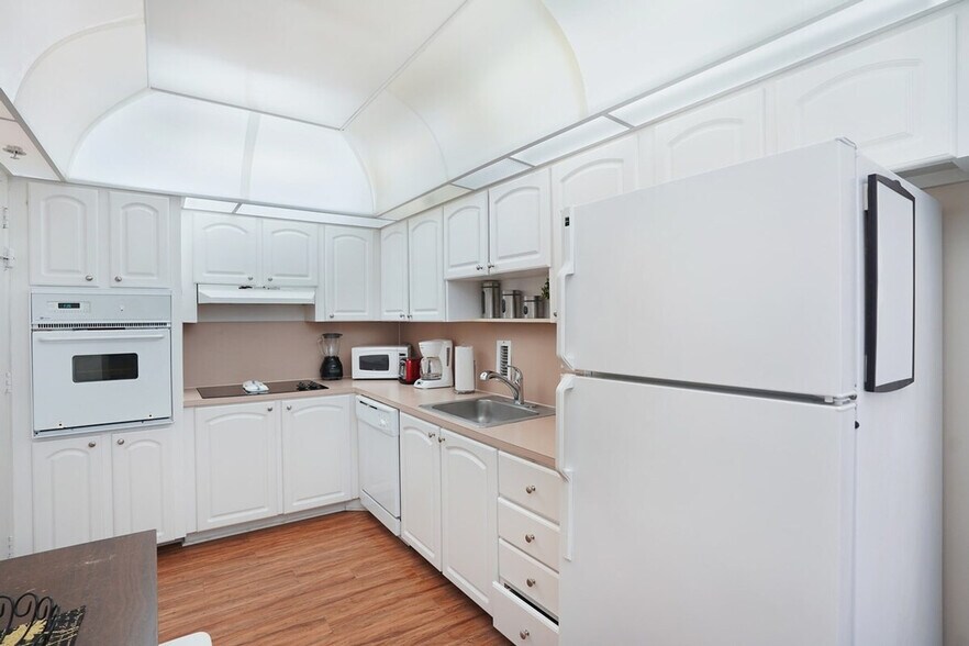 Building Photo - 3801 S Ocean Dr