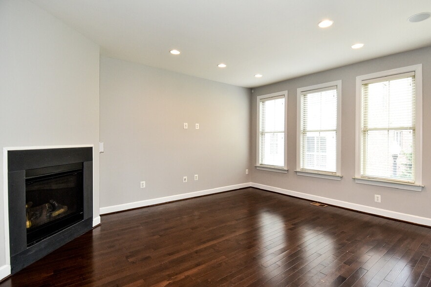 Building Photo - 2602 S Kenmore Ct