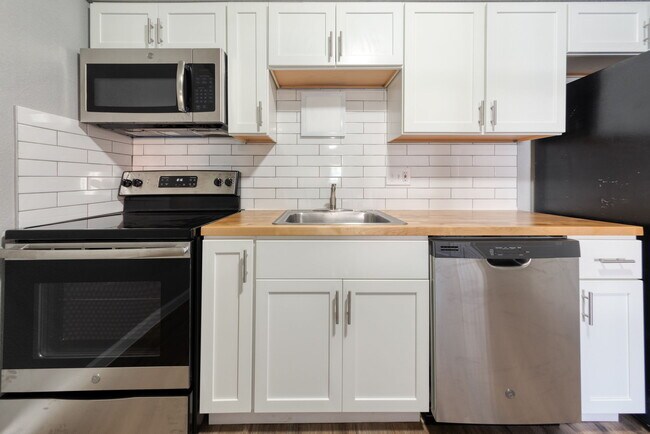 Building Photo - 2040 Yale Ave