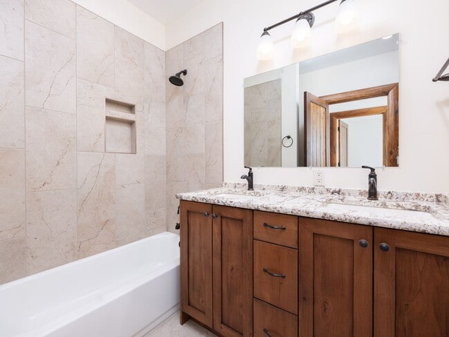 Building Photo - Spacious & Elegant 3-Bedroom Home – Flexible lease term.