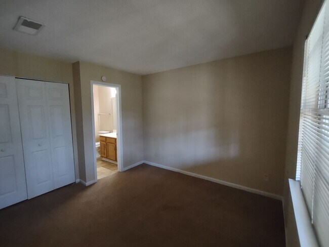 Building Photo - Move in Ready, End Unit Townhome located in Rossmore !