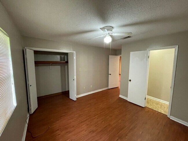 Building Photo - 107 Country Ln