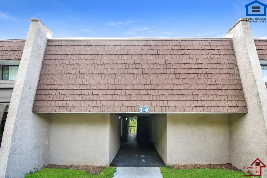 Building Photo - 915 S Seminole Dr