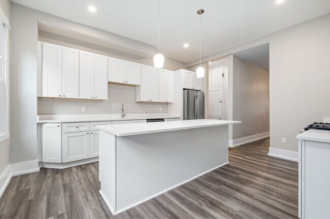 Building Photo - Beautiful Fully Renovated 4 Bedroom Home In The West End.  Available July!