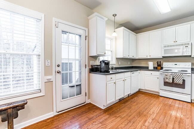Building Photo - 2 Bedroom + Loft Townhome in Prime Raleigh...
