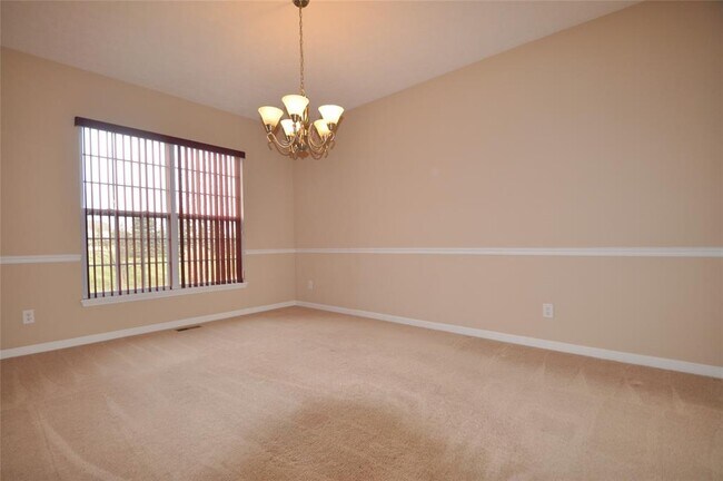 Building Photo - 2556 Diamond Lake Dr