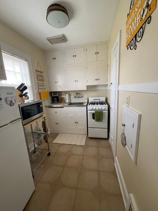 Building Photo - 206 Oak St