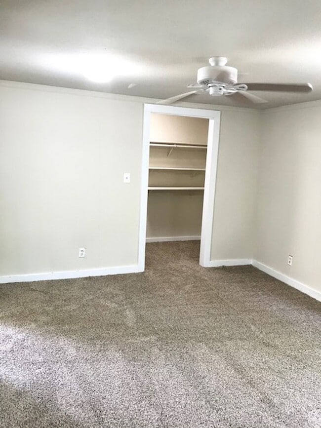 Building Photo - 1004 Ave F