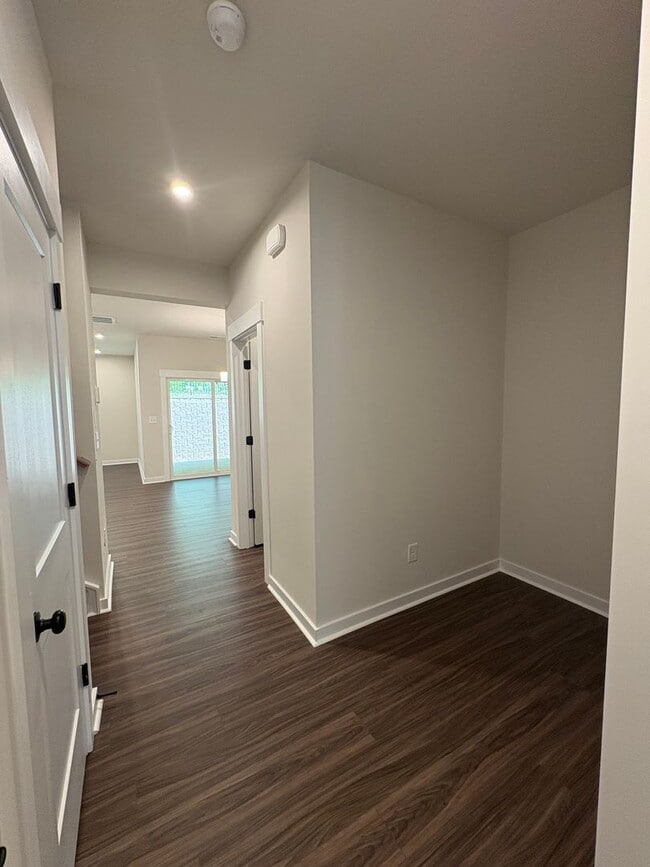 Building Photo - Beautiful End Unit Townhome in Griffith Lakes