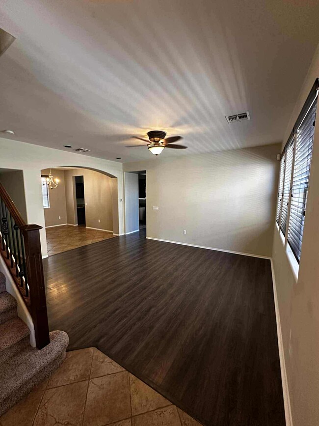 Building Photo - 1120 E Mt Shibell Dr