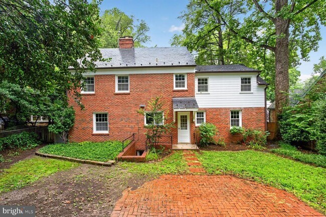 Building Photo - 7215 Rollingwood Dr