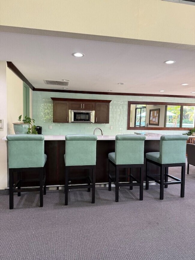 Building Photo - Top floor, 1 Bedroom, 1 Bath Condo in Ston...