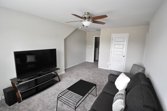 Building Photo - 8043 Rutland Village Dr