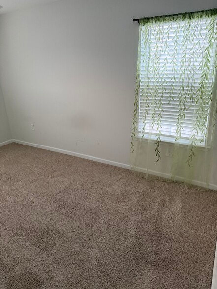 Building Photo - 48 Garden Row Dr S