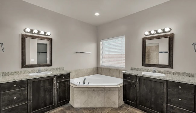 Building Photo - Gorgeous 4 Bed with 3 Car Garage AND Hot Tub