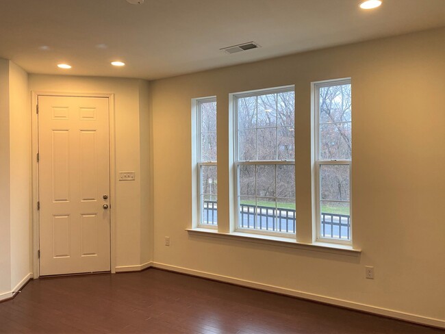 Building Photo - Stunning 3 Bedroom Townhouse in Gaithersburg!