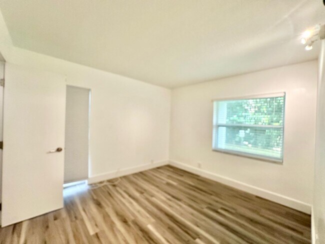 Building Photo - 610 NW 13th St