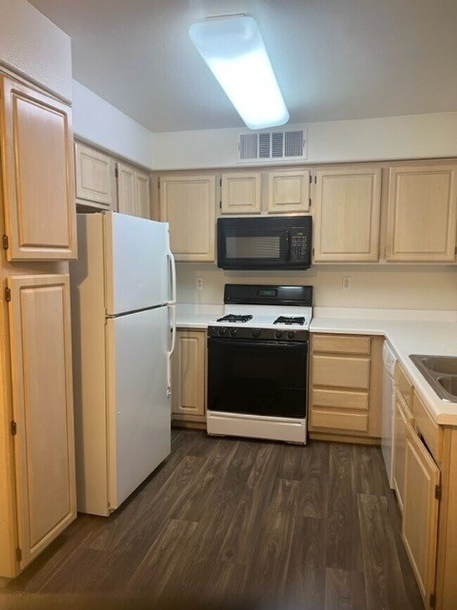 Building Photo - 5710 E Tropicana Ave