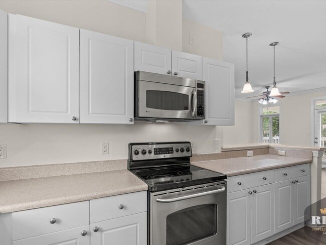 Building Photo - 3 Story Townhome, New Wood Floors, Great W...