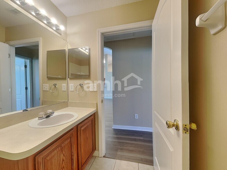 Building Photo - 1075 Princeton Dr