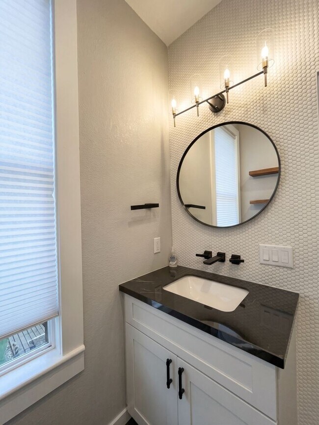 Building Photo - Furnished! In town! Walk to everything! Recently updated!