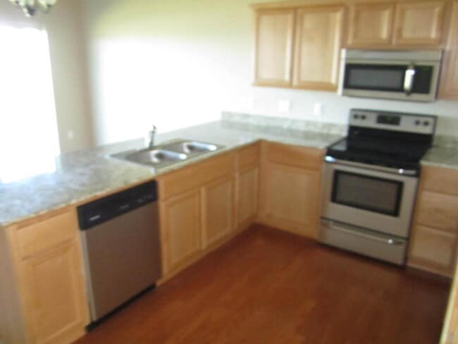 Building Photo - Charming 3 Story Town Home for Rent