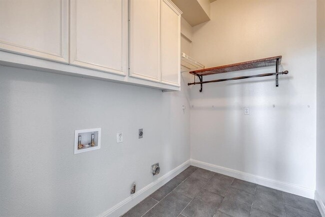 Building Photo - 9215 Spicebrush Dr