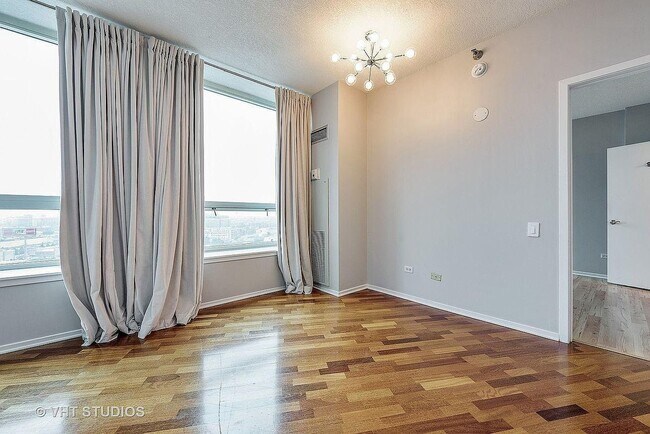 Building Photo - 600 N Kingsbury St