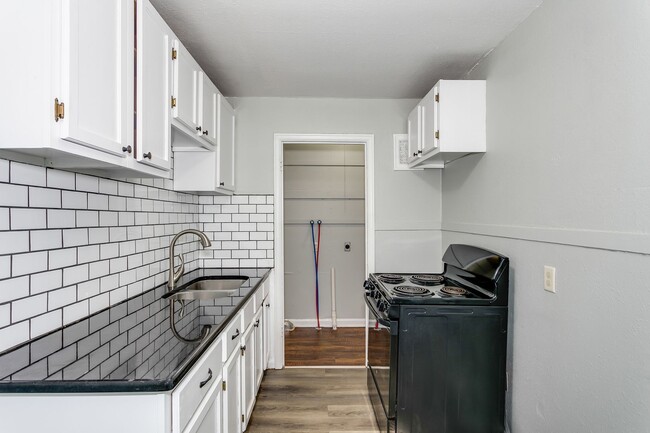 Building Photo - Super Affordable One Bedroom Duplex!