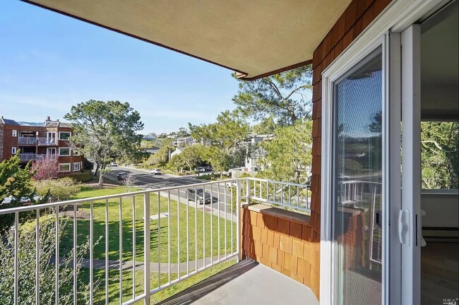 Building Photo - Beautifully updated Seminary Condo near Ri...
