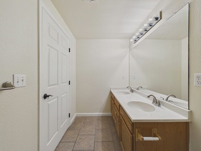 Building Photo - Gated Community with Pool & Clubhouse