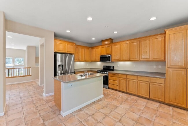 Building Photo - PARKSIDE LUXURY LIVING!