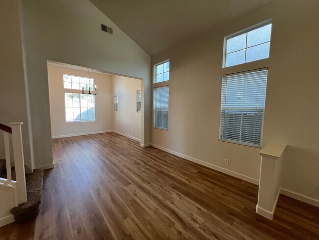 Building Photo - 5 bedroom home located in Sylvan School District!
