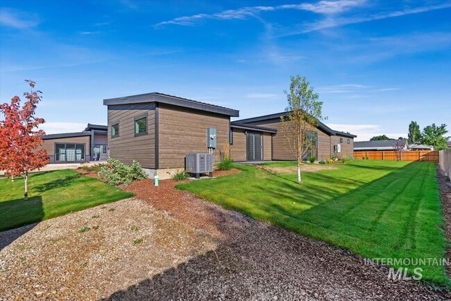 Building Photo - 384 London St