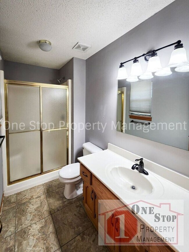 Building Photo - 4 bedroom, 2.5 bathroom, 2 car garage home...
