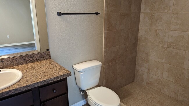 Building Photo - 4 Bedroom 2 Bath in Summerfield Florida