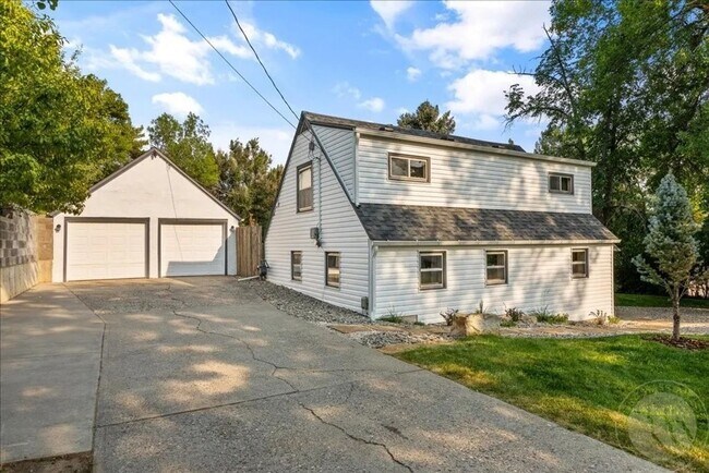 Primary Photo - Gorgeous 4-Bedroom Home with Expansive Landscaped Yard & Off-Street Parking – Fully Furnished!