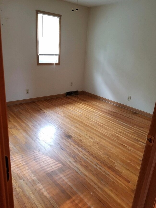 Building Photo - 2 Bedroom, 1.5 Bath Townhouse in Clinton, IA